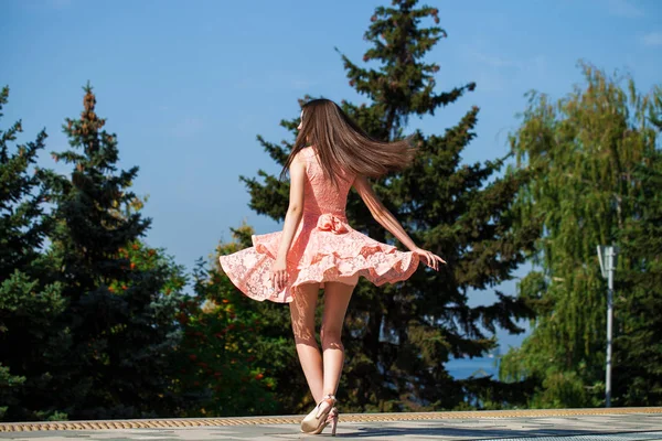Jovem mulher bonita em vestido rosa andando na rua de verão — Fotografia de Stock