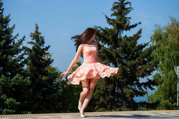 Joven hermosa mujer en vestido rosa caminando en la calle de verano —  Fotos de Stock