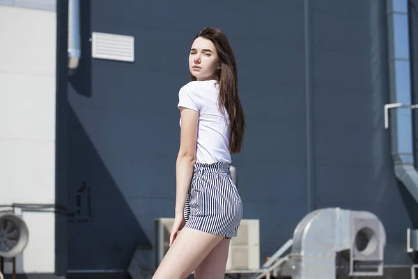 Красивая молодая брюнетка-модель в белой летней блузке и джинсах, — стоковое фото