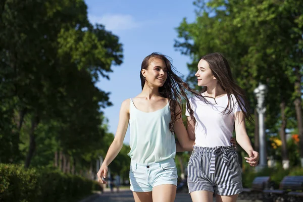 Deux copines marchant dans la rue d'été, en plein air — Photo