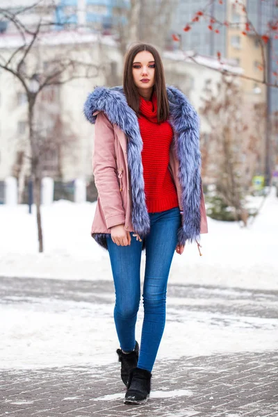 Moda menina no tempo de inverno — Fotografia de Stock