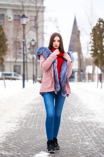 Mode ung flicka på vintern — Stockfoto
