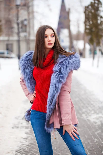 Jeune femme blonde en duvet bleu dans la rue d'hiver — Photo