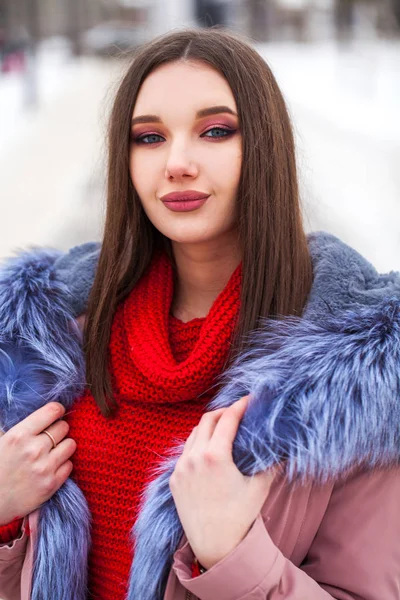 Mujer rubia joven en chaqueta azul en la calle de invierno —  Fotos de Stock