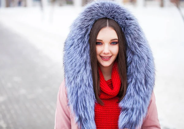 Mavi ceketli genç sarışın kadın kış caddesinde — Stok fotoğraf