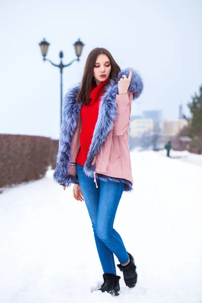 Mode ung flicka på vintern — Stockfoto