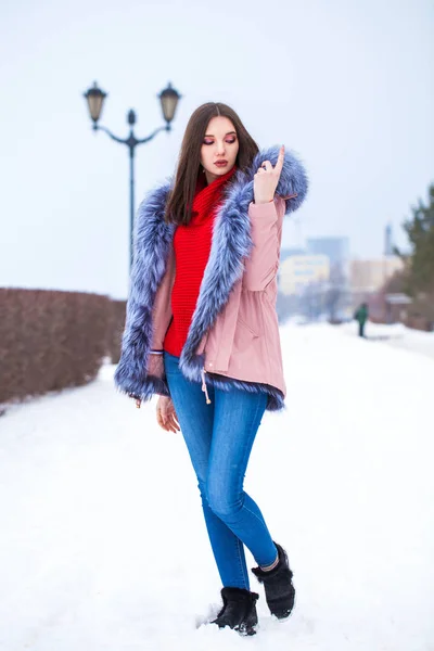 Fashion young girl in the winter time — 스톡 사진