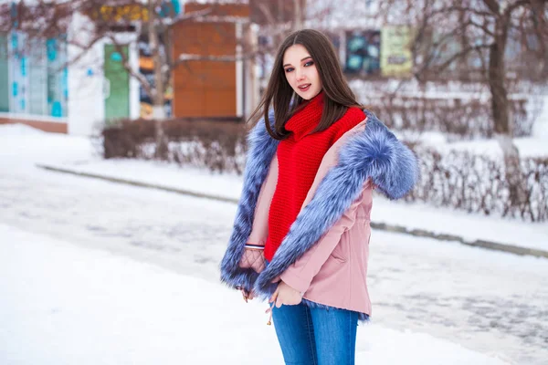 Jeune femme blonde en duvet bleu dans la rue d'hiver — Photo