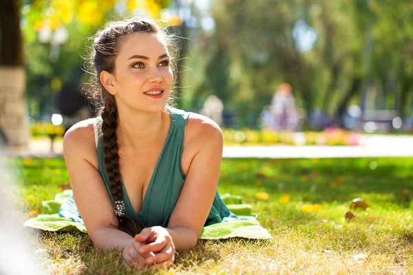 Чудова молода красива жінка відпочиває в літньому парку — стокове фото