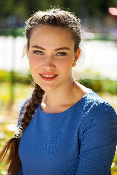 Junge schöne brünette Frau in blauem Kleid im Herbst Park — Stockfoto