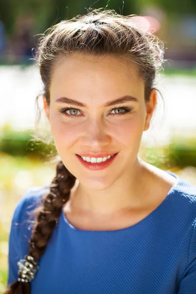 Ung vacker brunett kvinna i blå klänning i höst Park — Stockfoto