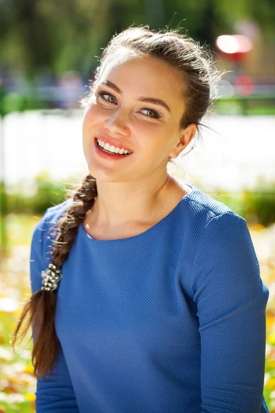 Jovem bela mulher morena em vestido azul no parque de outono — Fotografia de Stock