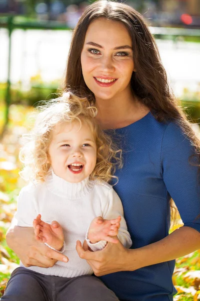 Closeup portrait of a young beautiful mother with little curly d — Stock Photo, Image