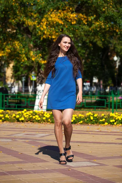 Joven hermosa mujer en vestido azul oscuro caminando en el verano s — Foto de Stock