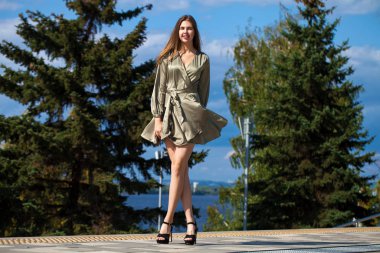 Yeşil elbise yaz yürüyüş üzerinde genç güzel kadın Stree