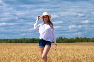 Beyaz gömlek ve mavi kot şort genç esmer kadın 