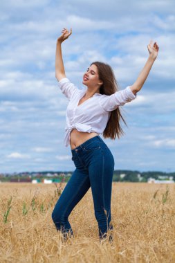 Beyaz gömlek ve mavi kot şort genç esmer kadın 