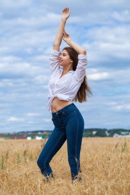 Beyaz gömlek ve mavi kot şort genç esmer kadın 