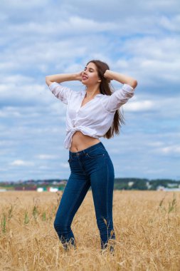 Beyaz gömlek ve mavi kot şort genç esmer kadın 