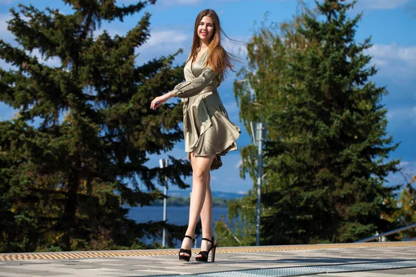 Giovane bella donna in abito verde a piedi sulla stree estate — Foto Stock