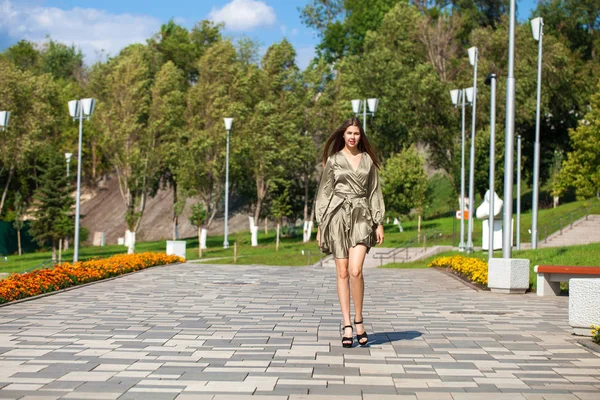 Joven hermosa mujer en vestido verde caminando en la temporada de verano —  Fotos de Stock