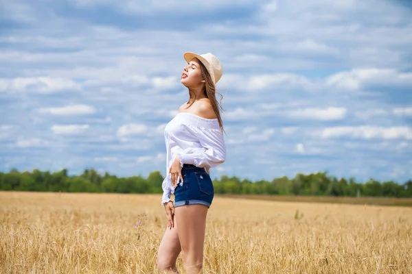 Young brunette woman in white shirt and blue jeans shorts — Stock Photo, Image