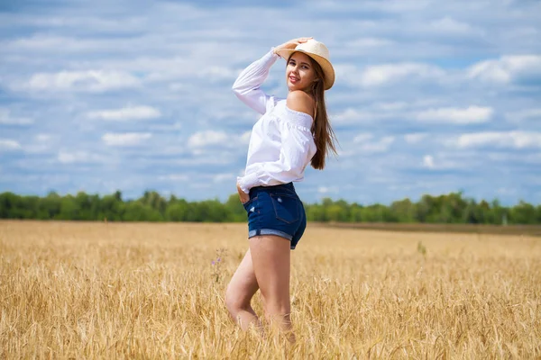 Junge brünette Frau in weißem Hemd und blauer Jeanshose — Stockfoto