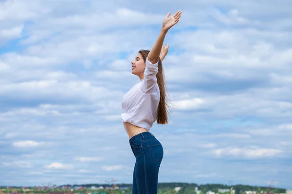 Ung brunett kvinna i vit skjorta och blå jeansshorts — Stockfoto