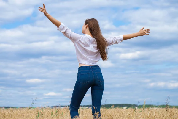 Ung brunett kvinna i vit skjorta och blå jeans — Stockfoto