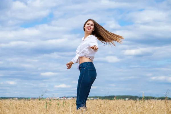 Jeune femme brune en chemise blanche et short en jean bleu — Photo