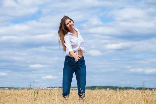 Młoda brunetka Kobieta w białej koszulce i niebieskie dżinsy szorty — Zdjęcie stockowe