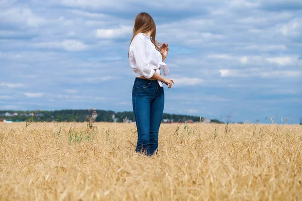 Jonge brunette vrouw in wit overhemd en blauwe jeans shorts — Stockfoto