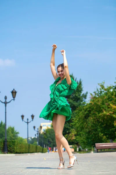 Joven hermosa mujer en vestido verde caminando en la temporada de verano —  Fotos de Stock