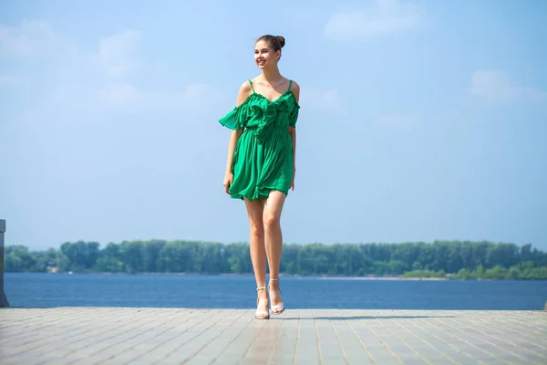 Giovane bella donna in abito verde a piedi sulla stree estate — Foto Stock