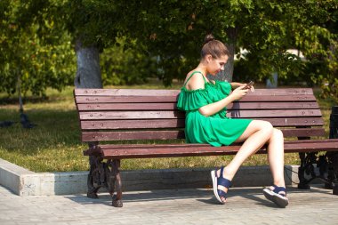 Yeşil elbise bir tezgah üzerinde oturan seksi güzel beyaz kız 
