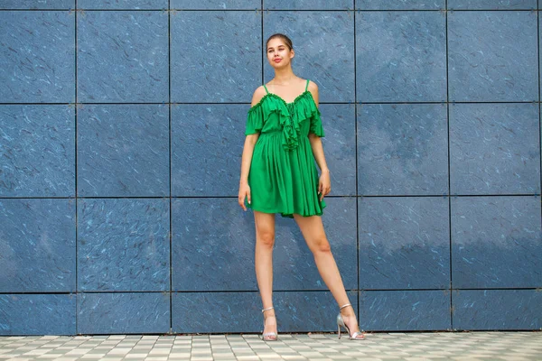 Ganzkörperporträt junge schöne brünette Frau in grünem Kleid — Stockfoto