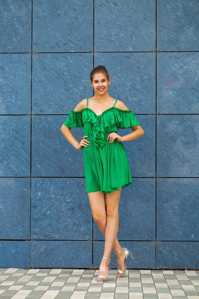 Yeşil elbise tam vücut portre genç güzel esmer kadın — Stok fotoğraf