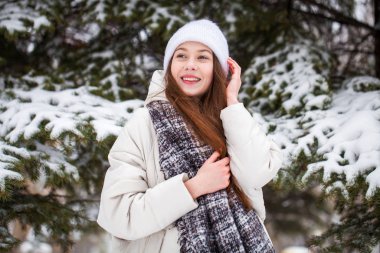 Kışın moda genç kız.