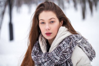 Kışın moda genç kız.