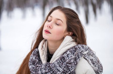 Kışın moda genç kız.