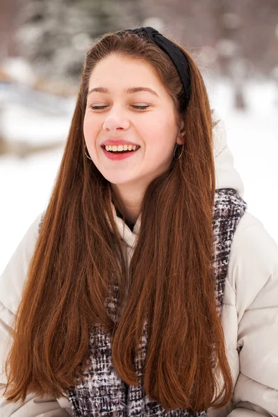 Moda giovane ragazza nel periodo invernale — Foto Stock