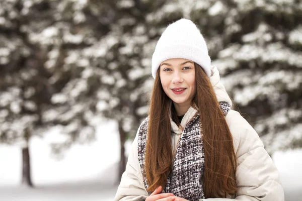 Fashion jonge vrouw in de winter tijd — Stockfoto