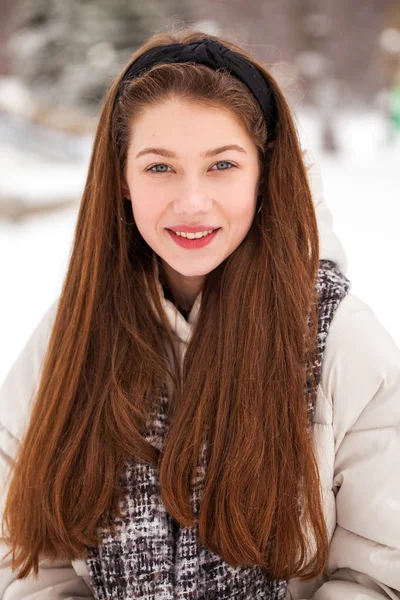 Mode junge Mädchen in der Winterzeit — Stockfoto