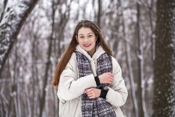 Fashion jonge vrouw in de winter tijd — Stockfoto