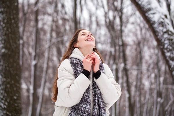 Fashion jong meisje in de winter tijd — Stockfoto