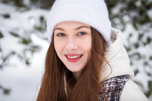 Moda menina no tempo de inverno — Fotografia de Stock