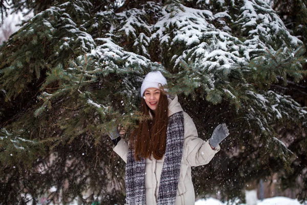 Fashion jong meisje in de winter tijd — Stockfoto