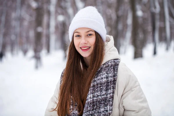 Moda chica joven en la época de invierno — Foto de Stock