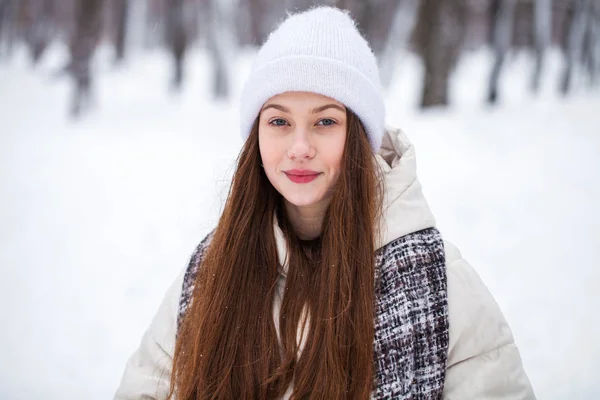 Fashion jong meisje in de winter tijd — Stockfoto