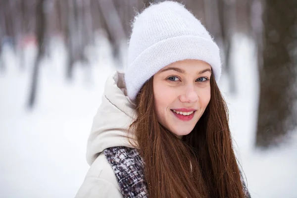 Moda menina no tempo de inverno — Fotografia de Stock